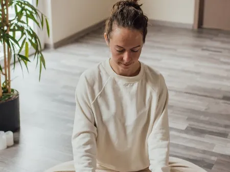 practitioner performing reiki energy healing